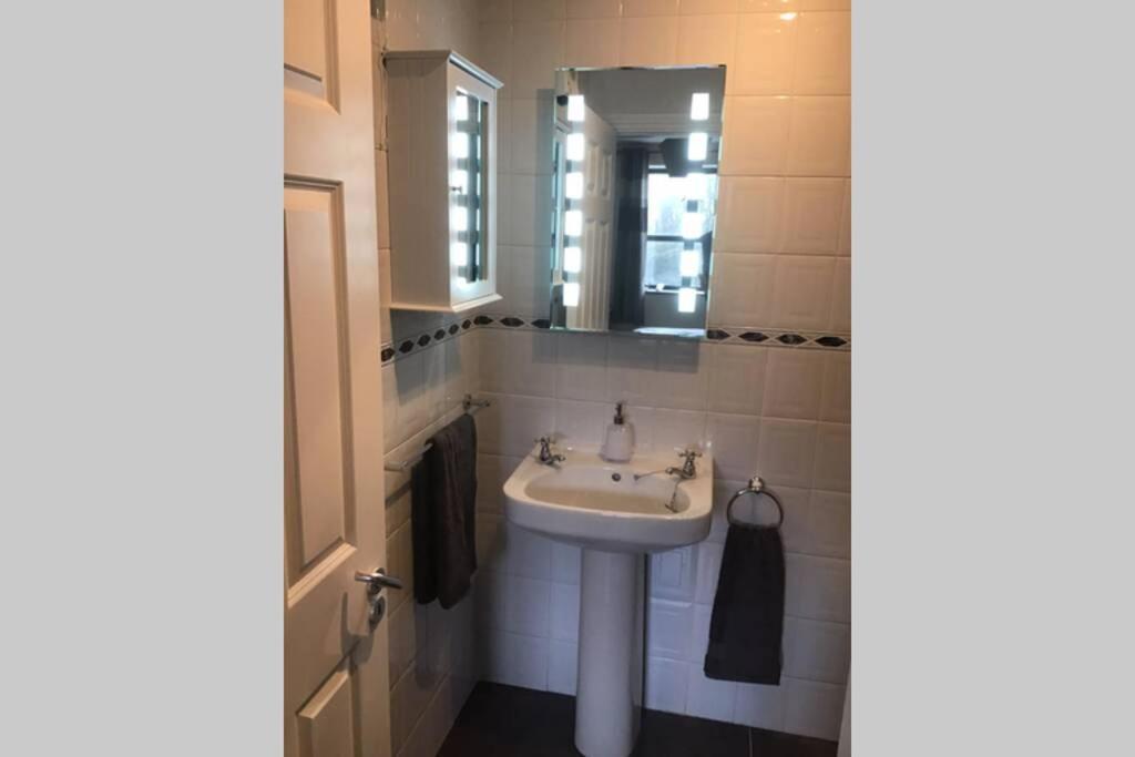 Waterfront Apartment Completely Refurbished Westport Ngoại thất bức ảnh